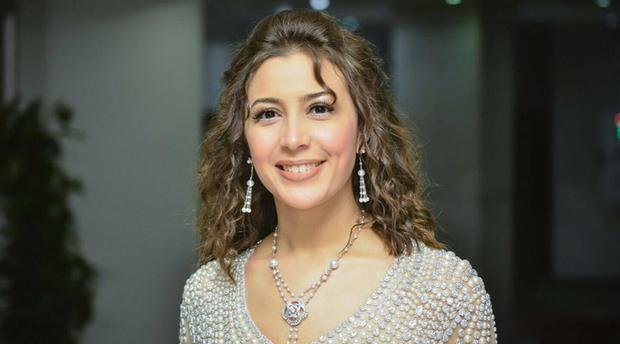 الفنانة المغربية جنات تجسد دور سيدة أعمال في أغنيتها الجديدة 1