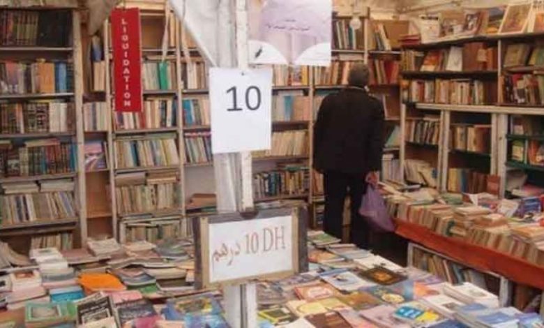 غلاء الأسعار يدفع أسرا بفاس إلى اقتناء الكتب المستعملة 1
