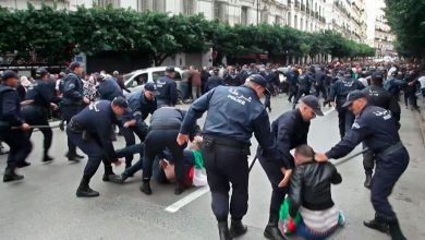قمع احتجاجات الجزائريين