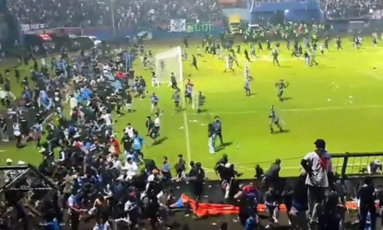 مقتل 174 مشجعا إثر تدافع عقب مباراة كرة قدم في إندونيسيا 1