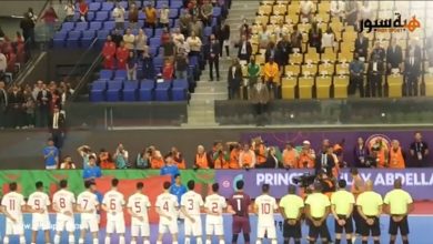 الجمهور المغربي يتفاعل بحماس مع النشيد الوطني خلال مباراة زامبيا